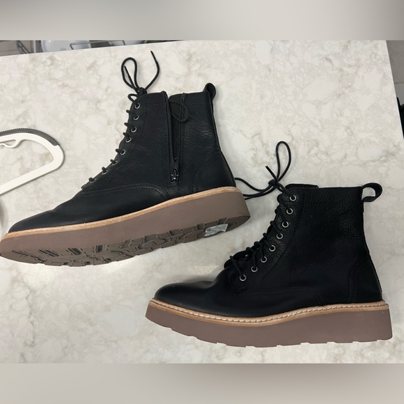 Clarks women’s sneaker style boots, 8.5, EUC - Picture 2 of 10